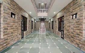 Hotel O Dayal